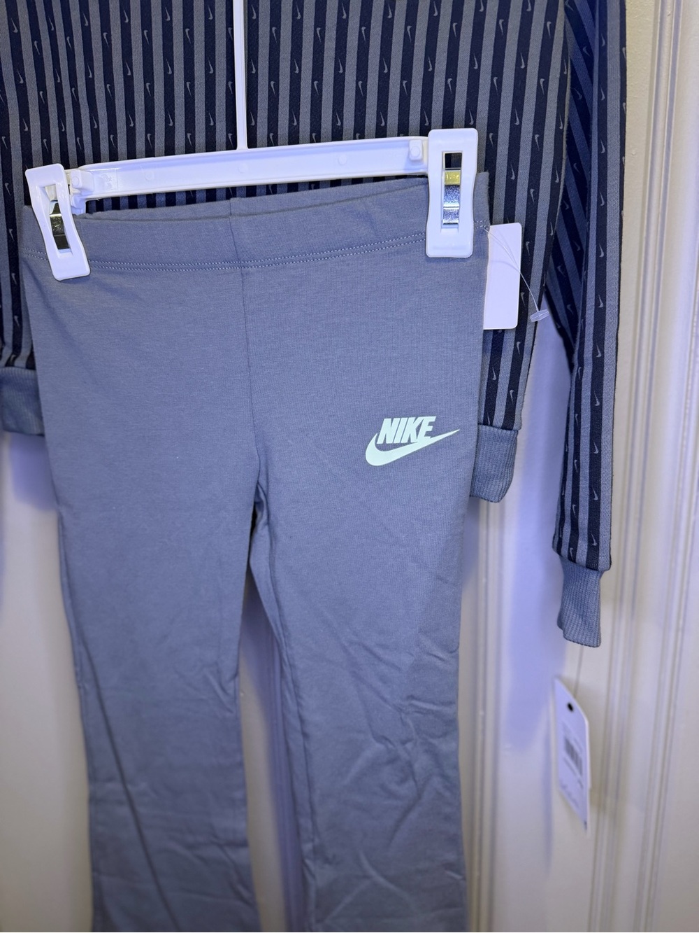 Nike Girls Size 6- 2 Piece Outfit Set Gray Striped Long Sleeve Top Leggings NWT - Picture 4 of 5